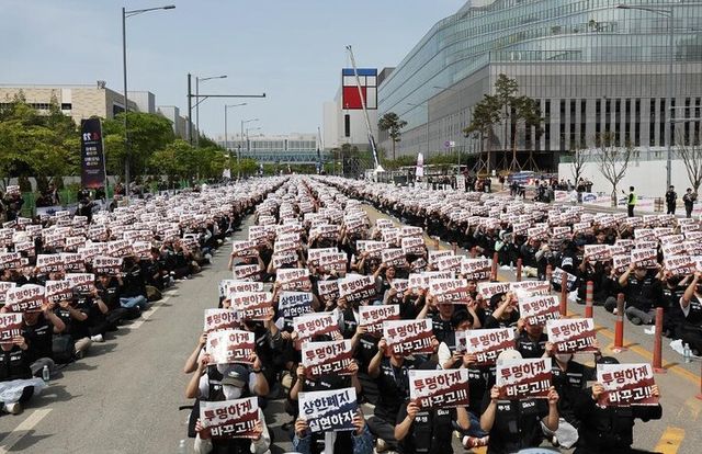 지난달 23일 경기도 평택시 삼성전자 평택캠퍼스 앞에서 열린 삼성전자 노동조합 공동투쟁본부의 '투명하게 바꾸고, 상한폐지 실현하자-4/23 투쟁 결의대회'에서 조합원들이 구호를 외치고 있다. [사진=연합뉴스]