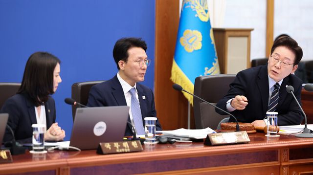 이재명 대통령이 20일 청와대에서 열린 국무회의 겸 비상경제점검회의에서 김진아 외교부 2차관에게 질문하고 있다. [사진=연합뉴스]