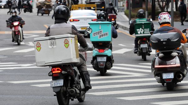 학계와 일부 전문가들은&nbsp;일시적인 ‘지원금 특수’가 끝난 이후 발생할 수 있는 사후 리스크를&nbsp;선제적으로 대비해야 한다고 주장한다. [사진=연합뉴스]