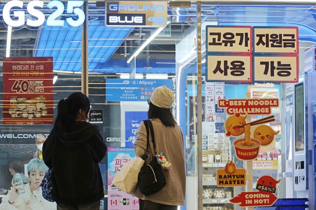 물가 주도권을 잡기 위한 편의점 업계의 영역 전쟁이 본격화되는 양상이다. [사진=연합뉴스]
