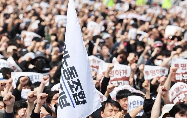 지난달&nbsp;23일 경기도 평택시 삼성전자 평택캠퍼스 앞에서 열린 삼성전자 노동조합 공동투쟁본부의 '투명하게 바꾸고, 상한폐지 실현하자-4/23 투쟁 결의대회'에서 조합원들이 구호를 외치고 있다. [사진=연합뉴스]