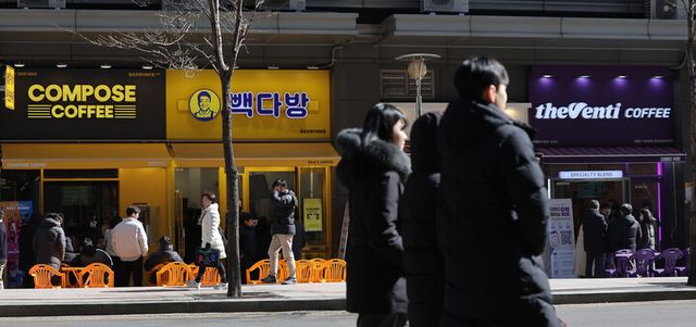 저가 커피 판매점이 밀집한 서울 종로구의 한 상가 앞으로 시민들이 걸어가고 있다. [사진=연합뉴스]