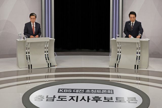 6·3 지방선거에 나선 더불어민주당 박수현 충남지사 후보(오른쪽)와 국민의힘 김태흠 충남지사 후보가 지난 17일 오후 대전 서구 만년동 KBS 대전방송총국에서 열린 후보 토론회에 참석하고 있다.[사진=연합뉴스]