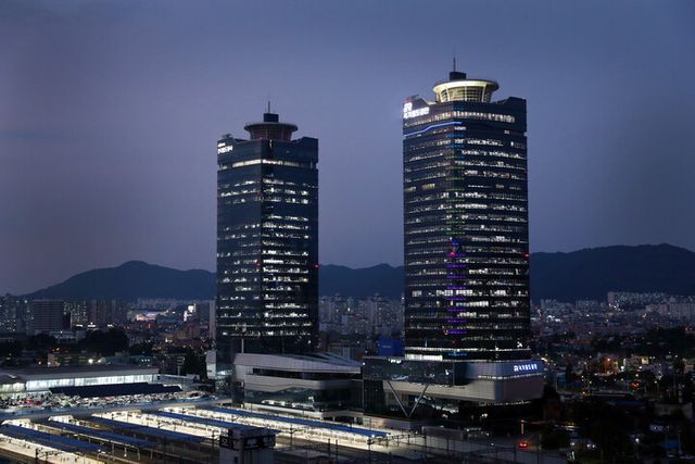 국가철도공단 사옥 야경.[사진=국가철도공단]