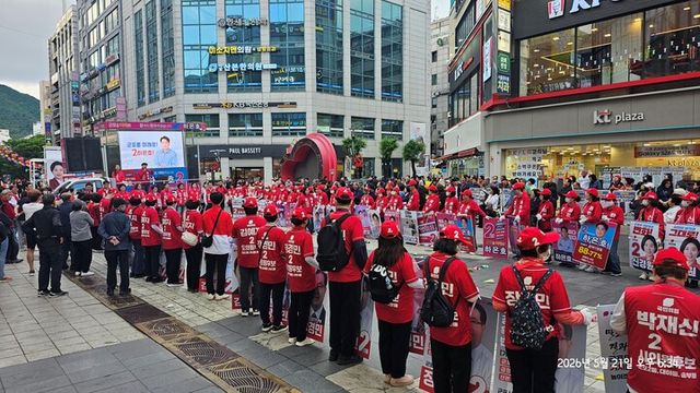 산본중심상가 원형광장에서 열린 국민의힘 군포시장·시의원 후보 합동유세에서 시민과 지지자들이 하은호 후보의 연설에 호응하고 있다.[사진=하은호 후보 캠프 제공]