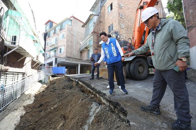 최대호 안양시장 후보가 22일 박달동 도로 균열 현장을 찾아 복구 상황과 안전 상태를 점검하고 있다.[사진=최대호 후보 캠프 제공]