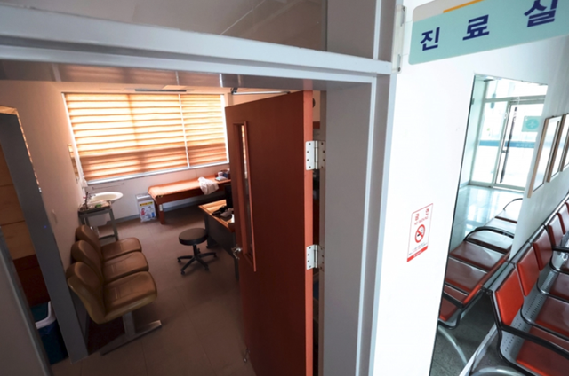 보건복지부는 최근 ‘의료기관 외 의료행위 한시허용 조치’ 적용 대상을 변경해 개원의 등 의료기관 개설자가 보건소, 보건의료원, 보건지소 등 공공보건의료기관에서 근무할 수 있도록 했다. [사진=연합뉴스]