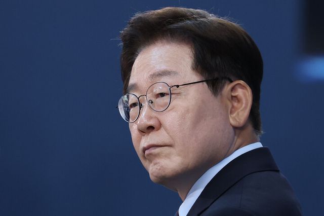 이재명 대통령이 26일 경남 창원시 진해구에서 열린 제1회 미래국방전략위원회에서 참석자 발언을 듣고 있다. [사진=연합뉴스]