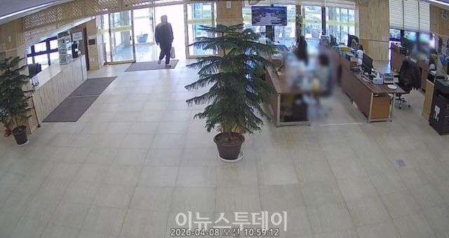 업체 사무실을 방문하는 모습 영상 캡쳐 [자료 제공=진주행정감시센터]