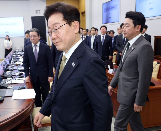이재명 대통령이 지난 14일 청와대에서 수석보좌관회의에 입장하고 있다. 이 대통령 뒤는 강훈식 비서실장과 김용범 정책실장. [사진=연합뉴스]