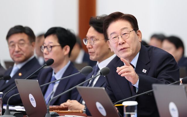 이재명 대통령이 26일 청와대에서 열린 국무회의 겸 비상경제점검회의에서 발언하고 있다. [사진=연합뉴스]