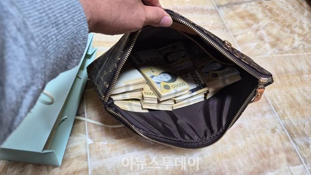B씨로부터 전달된 가방 속 5만원권 다발 [사진=진주행정감시센터]