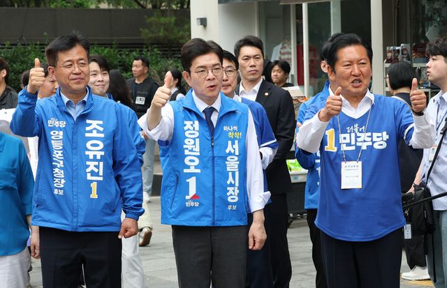 더불어민주당 정청래 총괄상임선거대책위원장가 정원오 서울시장 후보, 조유진 영등포 구청장후보와 함께 26일 서울 영등포구 여의도역 5번 출구에서 출근하는 시민에게 인사하고 있다.[사진=연합뉴스]
