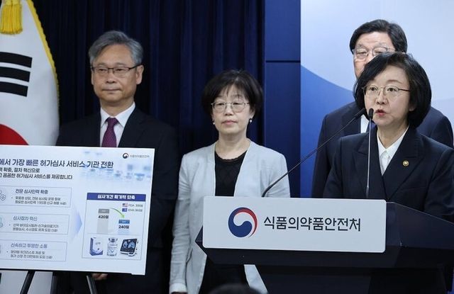 오유경 식품의약품안전처장이 26일 오후 서울 종로구 정부서울청사에서 의료제품 허가심사 혁신 방안을 발표하고 있다. [사진=연합뉴스]