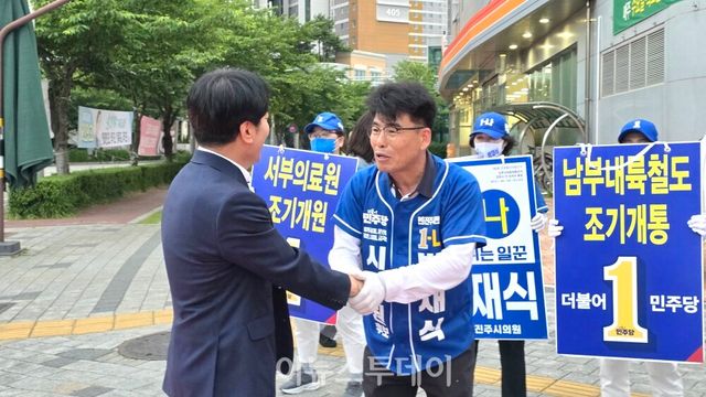 시민의 응원에 화답하는 박재식 후보 [사진=박영준 기자]