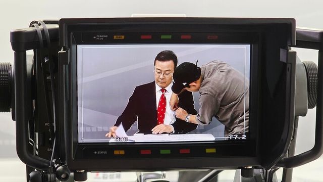 김성제 의왕시장 후보가 27일 의왕시장 후보자 방송토론회 녹화에 앞서 스태프로부터 마이크 점검을 받고 있다.[사진= 김성제 후보 캠프 제공]