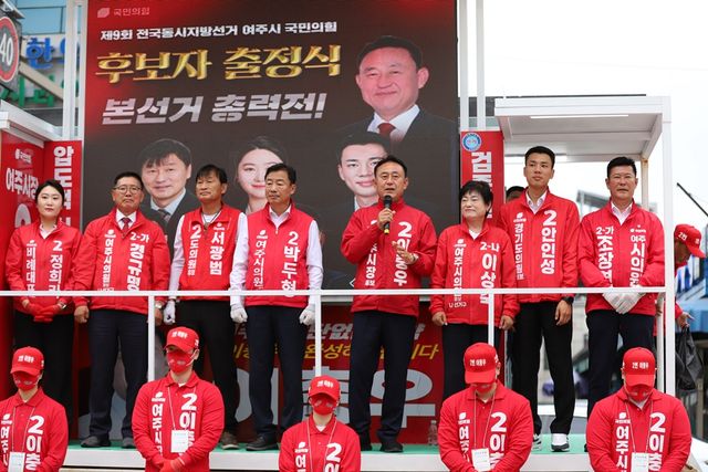 이충우 국민의힘 여주시장 후보가 거리 유세 현장에서 마이크를 들고 시민들에게 지지를 호소하고 있다. [사진=국민의힘 여주시 선거대책위원회]