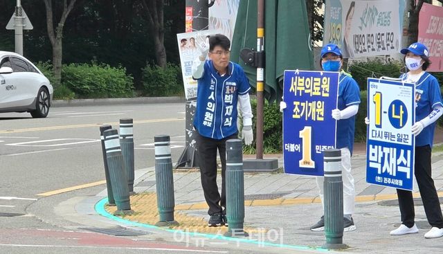 지나가는 시민들을 향해 인사하는 박재식 후보 [사진=박영준 기자]
