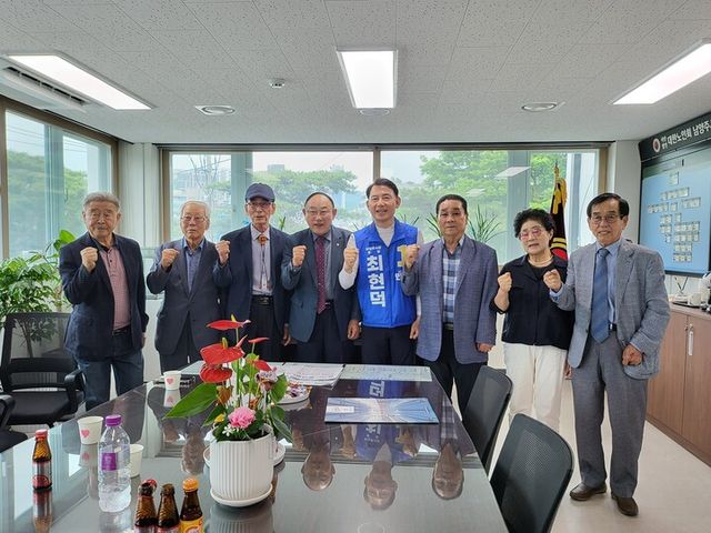 국민의힘을 탈당한 이경숙 남양주시의원과 뜻을 같이해 동반 탈당한 인사들이 5월 26일 최현덕 후보 지지를 공식 선언했다. [사진=최현덕 후보 총괄선대본부]