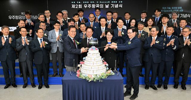 우주항공청이 27일 경남 사천 청사에서 '제2회 우주항공의 날 기념식'을 열고 우주항공 분야 유공자 7명에게 정부포상을 수여했다. [사진=우주항공청]
