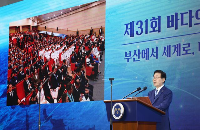 이재명 대통령이 27일 부산 영도구에서 열린 제31회 바다의 날 기념식에서 기념사를 하고 있다. [사진=연합뉴스]