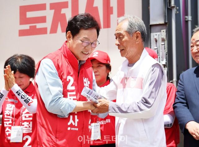 합천 왕후시장에서 군민들과 인사하는 박완수 후보 [사진=박완수 후보 선거사무소]