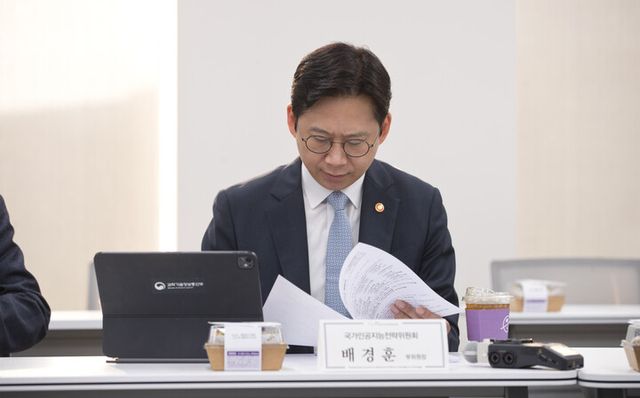 배경훈 부총리 겸 과학기술정보통신부 장관이 14일 오전 서울 중구 서울스퀘어 국가인공지능전략위원회에서 국가인공지능전략위원회 제18차 운영위원회를 주재하고 있다. [사진=과기정통부]