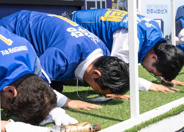 더불어민주당 정청래 총괄상임선대위원장이 25일 전북 전주시 전북대 옛 정문 앞에서 열린 유세에서 이원택 전북지사 후보를 비롯한 전북지역 지자체장 후보들에 대한 지지를 호소하며 큰절하고 있다.[사진=연합뉴스]