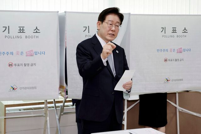 이재명 대통령이 제9회 전국동시지방선거 사전투표 첫날인 29일 서울 종로구 삼청동 주민센터에서 사전투표 중 기표 도장 관련 문의를 하고 있다. [사진=연합뉴스]