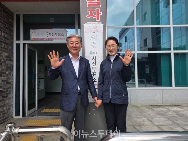 사전투표소 기념촬영 [사진=오태완 후보 선거사무소]