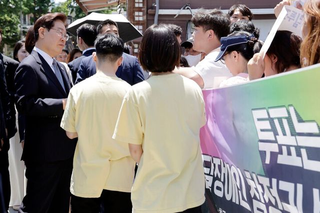 이재명 대통령이 29일 제9회 전국동시지방선거 사전투표소가 마련된 서울 종로구 삼청동 주민센터 앞에서 장애인 단체 관계자들로부터 발달장애인 참정권 보장 관련 의견을 듣고 있다. [사진=연합뉴스]