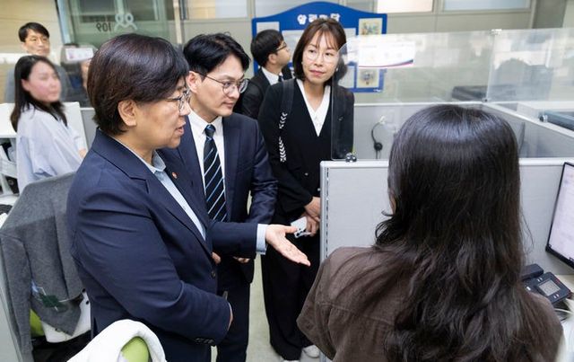정은경 장관은 지난 29일 오후 2시 '자살예방상담전화 109' 상담센터를 방문해 현장 운영 상황을 점검하고 상담원들의 애로사항을 청취했다. [사진=보건복지부]