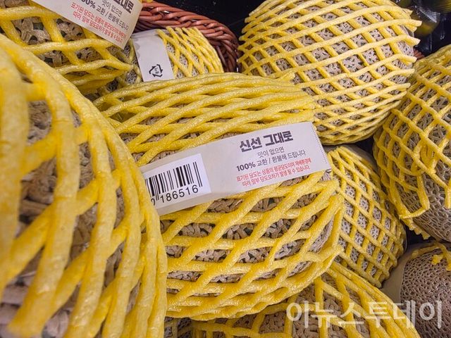 서울 한 대형마트에 진열된 과일에 ‘표기된 당도는 상품의 평균 당도이며 재배 환경에 따라 일부 당도 오차가 발생 될 수 있다’고 쓰여있다. [사진=한정용 기자]
