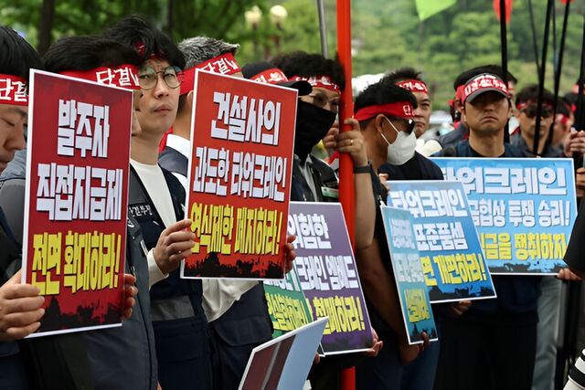 지난&nbsp;27일 청와대 사랑채 앞에서 양대노총 타워크레인노조 총파업 선포 회견이 열리고 있다. [사진=연합뉴스]