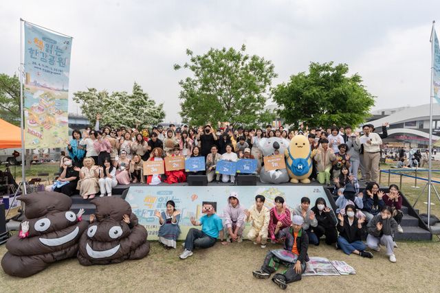 2일&nbsp;서울&nbsp;여의도&nbsp;한강공원&nbsp;멀티프라자에서&nbsp;서울시&nbsp;공공행사와&nbsp;연계해&nbsp;열린&nbsp;‘르르르&nbsp;X&nbsp;책읽는&nbsp;한강공원,&nbsp;르르르의&nbsp;시티뚜어’&nbsp;행사에&nbsp;참여한&nbsp;르르르와&nbsp;시민들. [사진=현대자동차]&nbsp;
