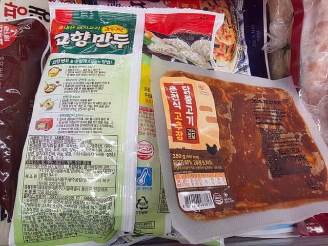 서울 한 마트 내 제품 사진. 만두와 양념육 둘 다 ‘가열하여 섭취하는 냉동식품’으로 식품유형이 기입돼 있다. [사진=한정용 기자]