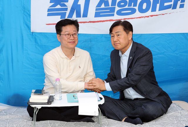 더불어민주당 전북지사 경선에서 이원택 후보에게 패배 후 '제3자 식비 대납 의혹'과 관련해 재감찰을 요구하며 단식 중인 안호영 의원(왼쪽)이 13일 국회 본청 앞 단식 농성장을 찾은 김관영 전북도지사를 만나 얘기를 나누고 있다.[사진=연합뉴스]