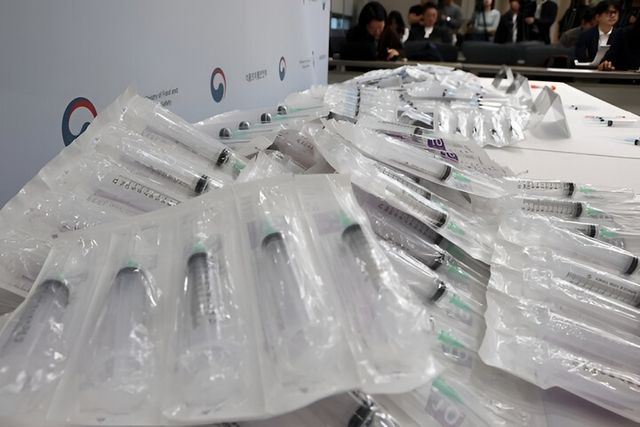 중동 전쟁 장기화로 의료물품 수급에 차질이 발생하자 정부가 희귀질환자를 대상으로 한 ‘의료물품 직배송 체계’ 구축에 나섰다. [사진=연합뉴스]