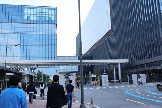 6일 오전 인천 연수구 삼성바이오로직스 공장에 직원들이 출근하고 있다. [사진=연합뉴스]