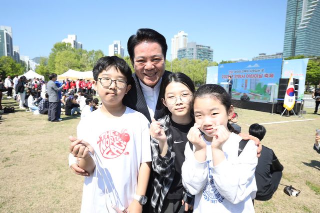 어린이날 행사에 참석한 최대호 후보 [사진=최대호]