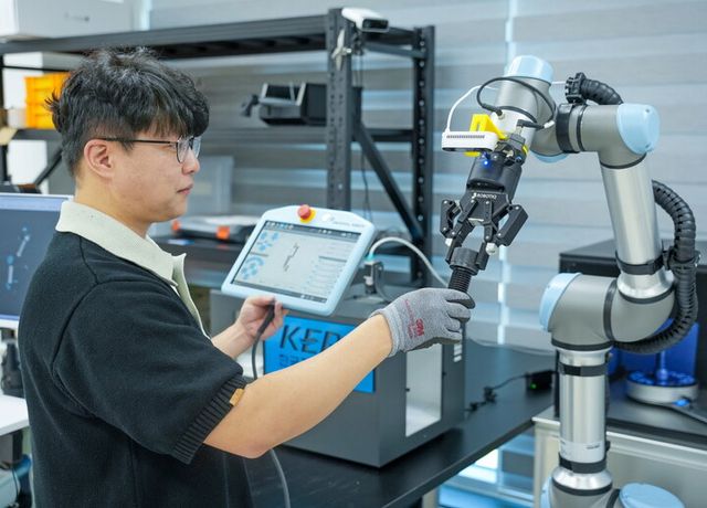[사진1]KERI 이주경 박사가 제조업 자율화를 이끌 자율제조 다중 에이전트 AI 기술을 점검하고 있다. [사진=한국전기연구원]&nbsp;
