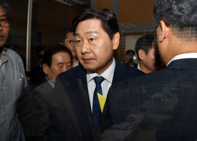 무소속 출마 결심을 굳힌 김관영 전북특별자치도 예비후보가 7일 입장을 밝히기 위해 전북도의회 브리핑룸으로 향하고 있다.[사진=연합뉴스]