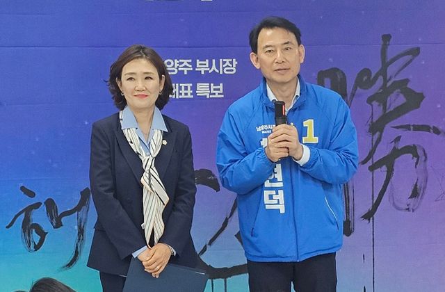 더불어민주당 최현덕 남양주시장 후보는 5월 7일 선거사무소에서 국민의힘을 탈당한 이경숙 남양주시의원으로부터 공개 지지 선언을 받고 선대위원장 임명장을 수여했다. [사진=최현덕 후보 총괄선대본부]