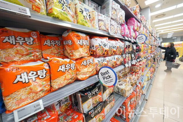 롯데마트 제타플렉스 서울역점에서 한 방문객이 진열된 라면을 살펴보고 있다. [사진=이뉴스투데이DB]