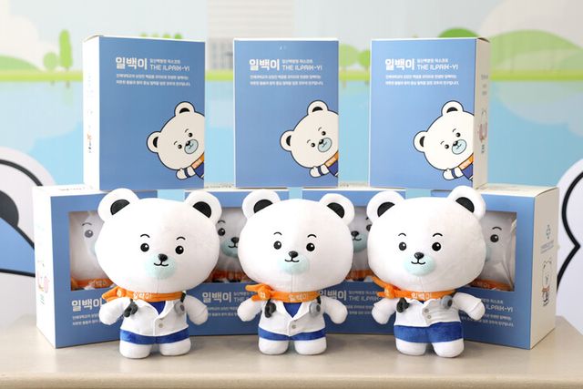 일산백병원이 ‘일백이’ 인형을 병원 주요 행사와 대내외 시상, 교직원 격려 등 다양한 상황에서 사용할 수 있는 공식 굿즈로 제작했다. [사진=일산백병원]