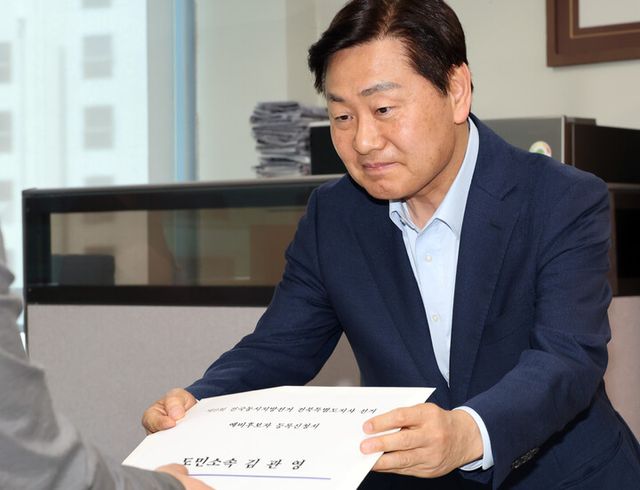 김관영 전북도지사가 6일 전북선거관리위원회에서 제9회 전국동시지방선거 전북도지사 예비후보 등록을 하고 있다.[사진=연합뉴스]