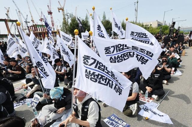 지난달 23일 경기 평택시 삼성전자 평택캠퍼스 앞에서 삼성전자 노조 조합원들이 투쟁 결의대회를 열고 구호를 외치고 있다. [사진=연합뉴스]