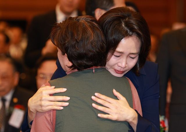 김혜경 여사가 8일 서울 중구 대한상공회의소에서 열린 어버이날 기념식에서 순직 소방관, 경찰관 부모님들에게 카네이션을 달아드린 후 한 유가족을 위로하고 있다. [사진=연합뉴스]