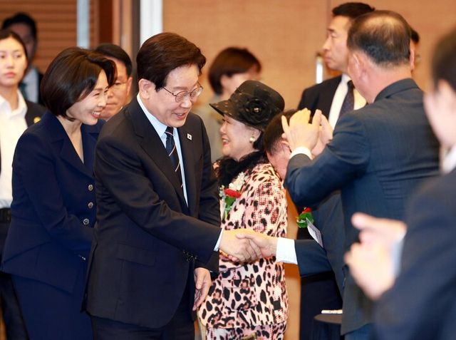 이재명 대통령과 김혜경 여사가 8일 서울 중구 대한상공회의소에서 열린 어버이날 기념식에 입장하고 있다. [사진=연합뉴스]