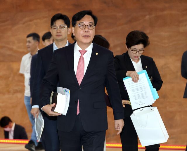 국민의힘 송언석 원내대표가 8일 국회 본회의장에 헌법 개정안 필리버스터(무제한 토론을 통한 합법적인 의사진행 방해) 자료를 들고 입장하고 있다.[사진=연합뉴스]